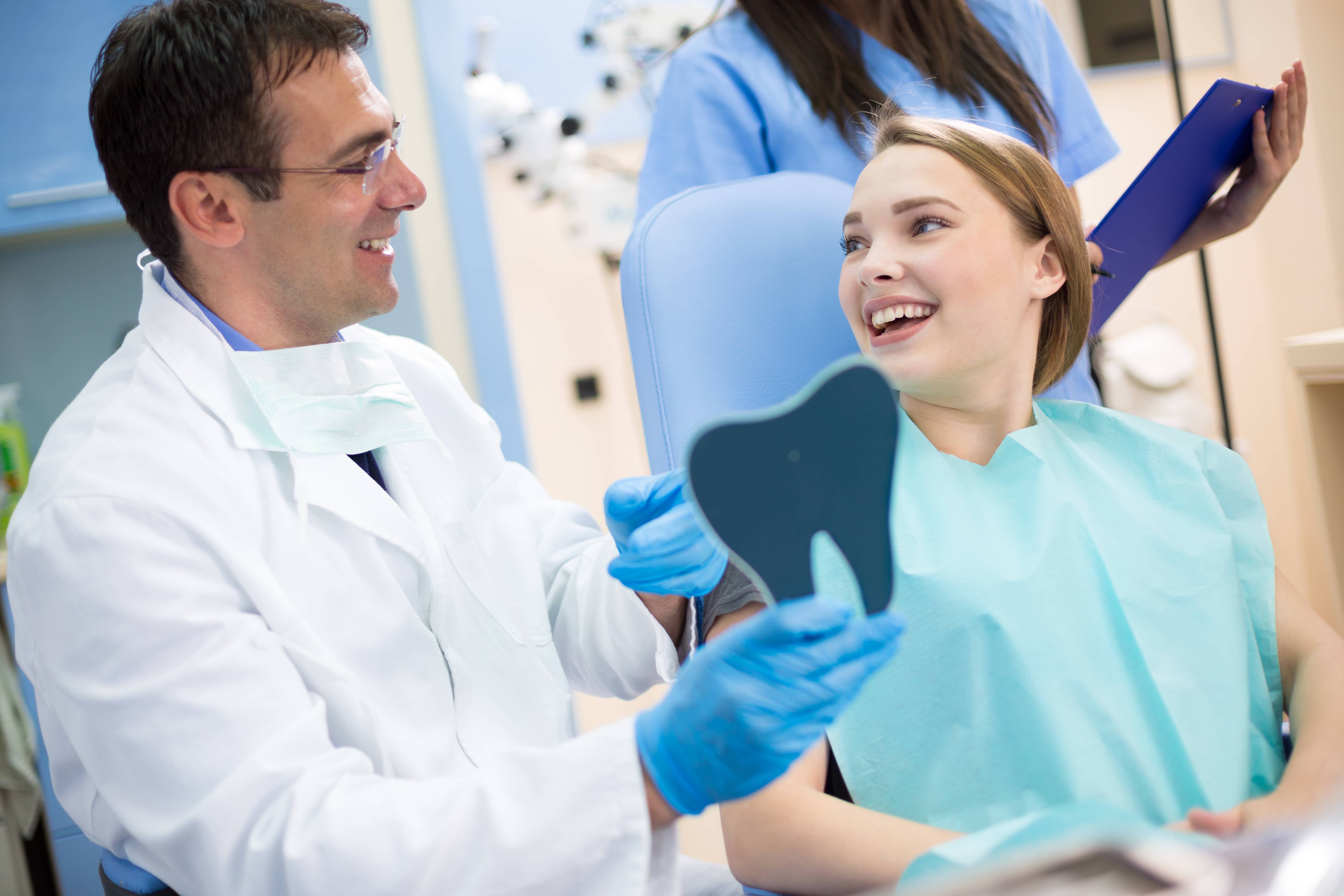 Стоматолог терапевт чем отличается от зубного врача. Стоматолог. Фотосессия стоматолога. Стоматолог и пациент. Зубы врач.