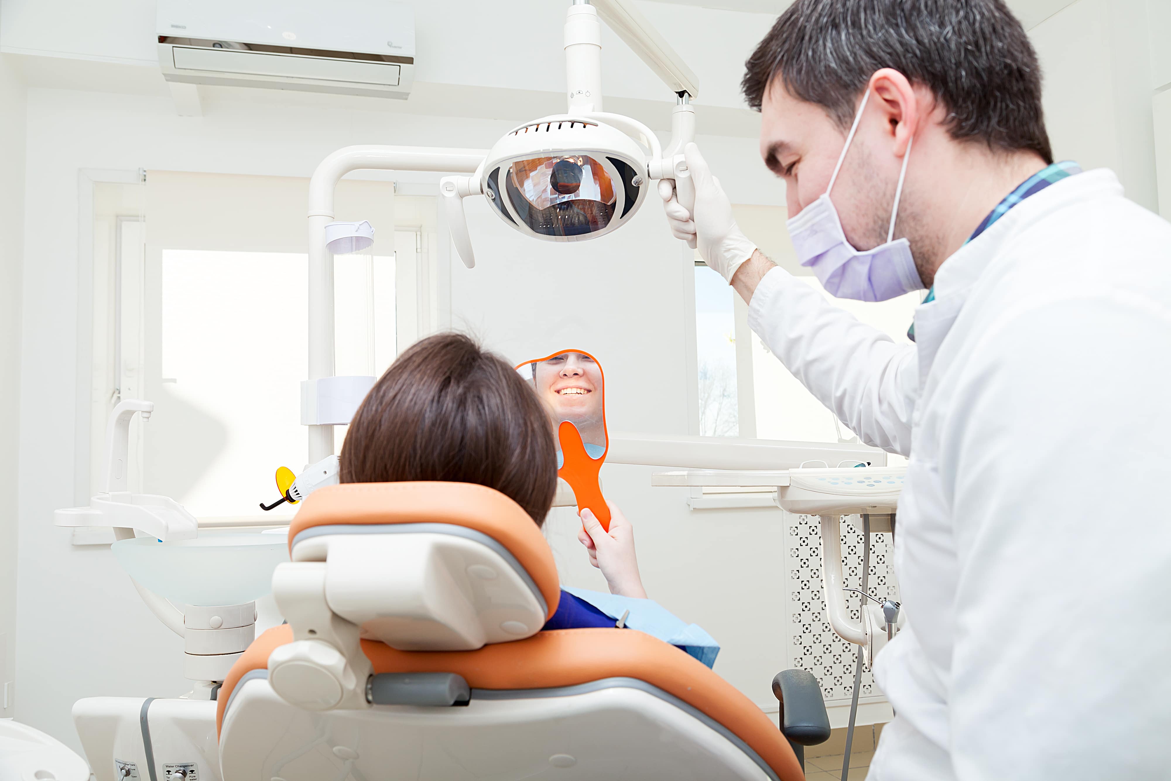 Стоматолог терапевт чем отличается от зубного врача. Зубной врач и стоматолог. Посещение врача стоматолога. Кабинет стоматолога с пациентом.